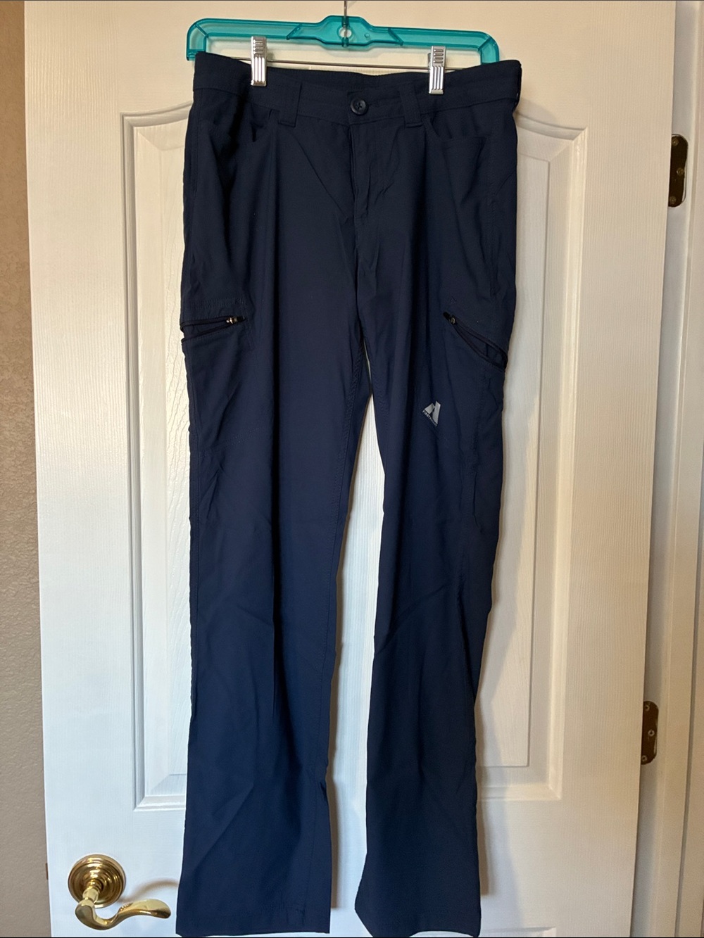 Women’s Eddie Bauer First Ascent Navy Outdoor Cargo Pants. Size 4